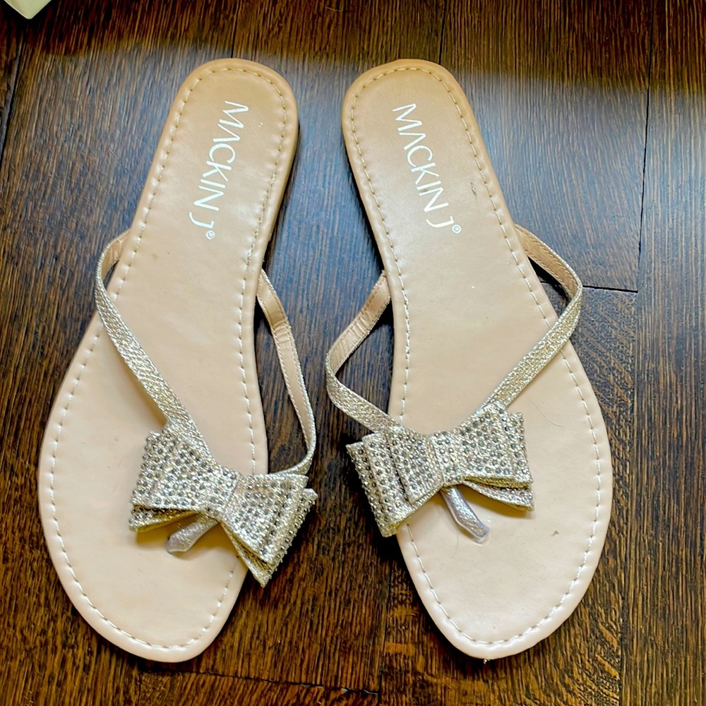Cream/Beige Bow Flip Flops. Size 10
